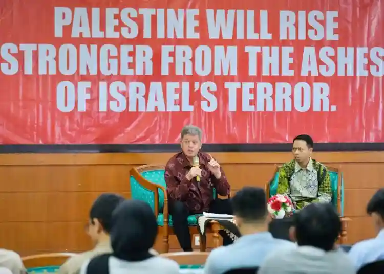 Duta Besar Palestina untuk Indonesia Zuhari Al Shun di UMY tahun 2025