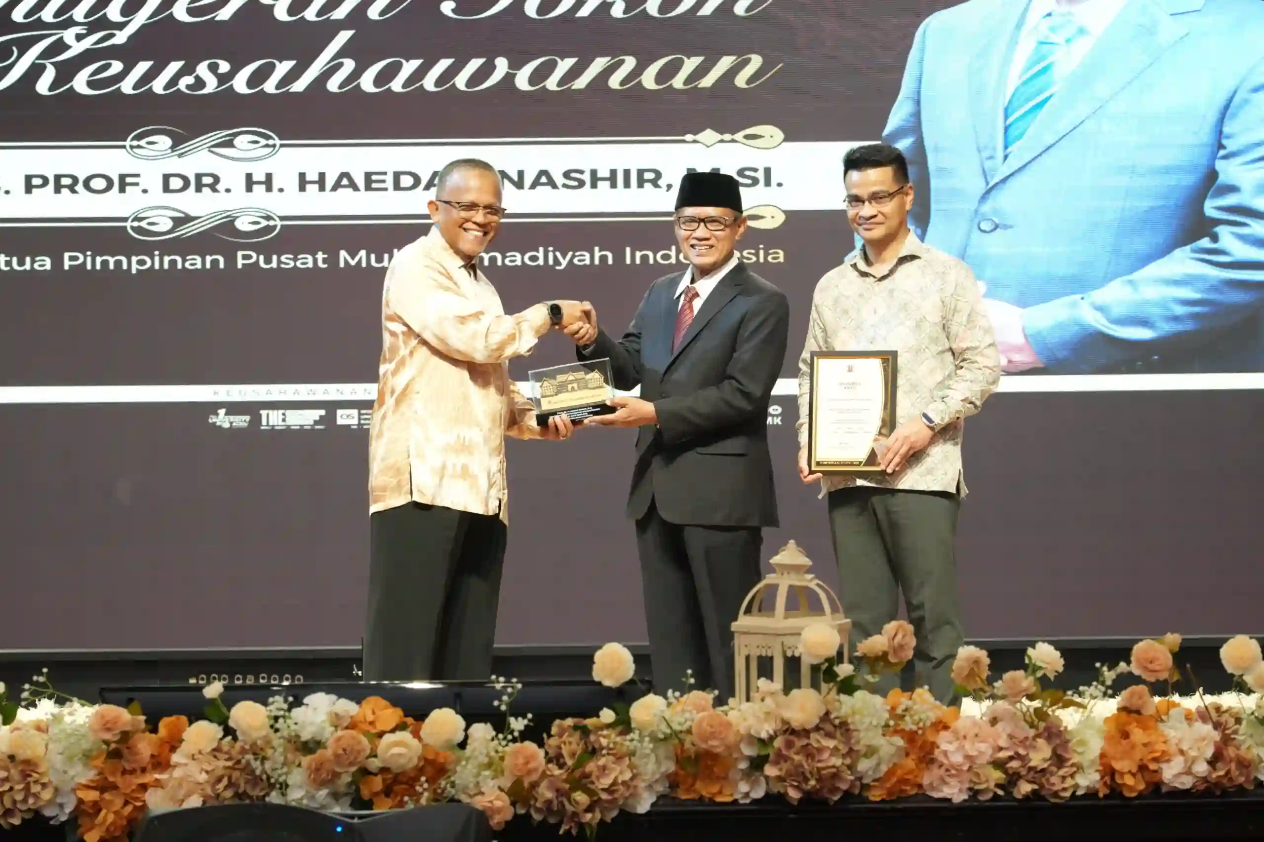 Haedar Nashir Terima Penghargaan Univesiti Malaysia Kelantan