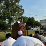 Prof. Sudarman Khatib Sholat di Kalirejo Lampung