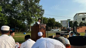 Prof. Sudarman Khatib Sholat di Kalirejo Lampung