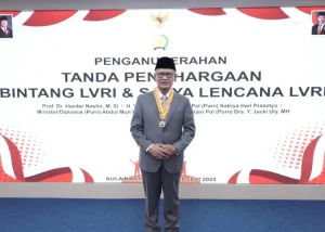 Haedar Nashir terima penghargaan bintang Anugerah Legiun Veteran Republik Indonesia (LVRI).