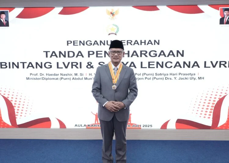 Haedar Nashir terima penghargaan bintang Anugerah Legiun Veteran Republik Indonesia (LVRI).