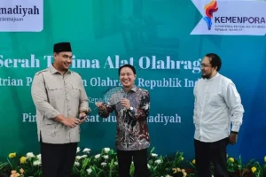 Menpora Dito Ariotedjo Serahkan Alat Olahraga ke Muhammadiyah