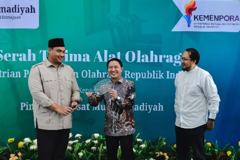 Menpora Dito Ariotedjo Serahkan Alat Olahraga ke Muhammadiyah