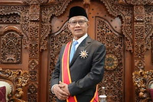 Haedar Nashir Terima Bintang Mahaputera Utama
