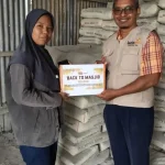 Back To Masjid LAZISMU Kotim Serahkan Bantuan 60 Sak Semen