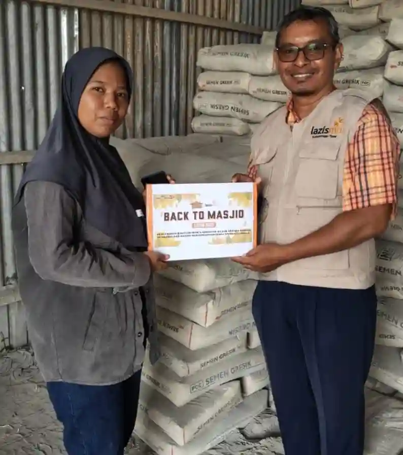 Back To Masjid LAZISMU Kotim Serahkan Bantuan 60 Sak Semen
