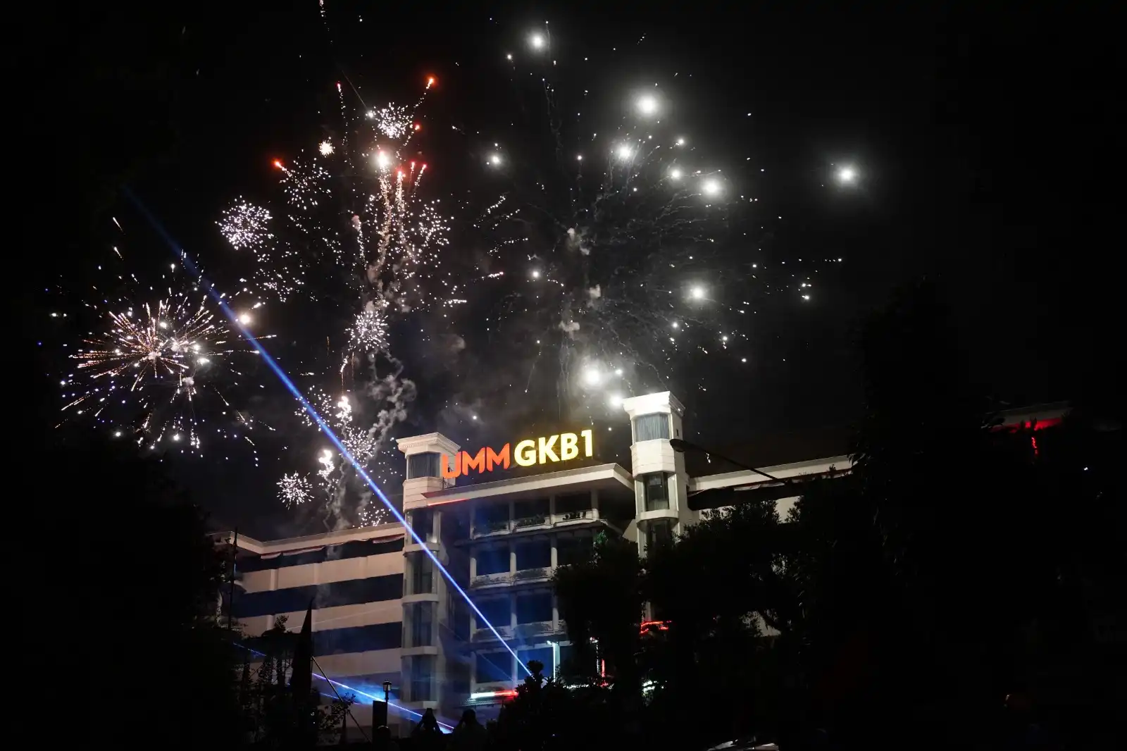 Laser Show dan Flashlight Mob Sambut Ribuan Maba UMM Komitmen Kurangi Limbah
