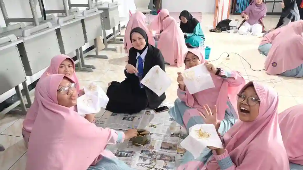 Siswi Pertukaran Pelajar Dari Malaysia Rasakan Pengalaman Baru di SMP 'Aisyiyah Boarding School Malang