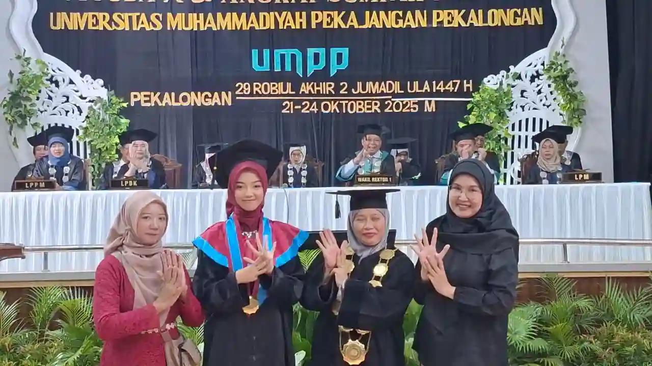 Ika Rizki Wisudawati Tunarungu Pertama Universitas Muhammadiyah Pekajangan Pekalongan