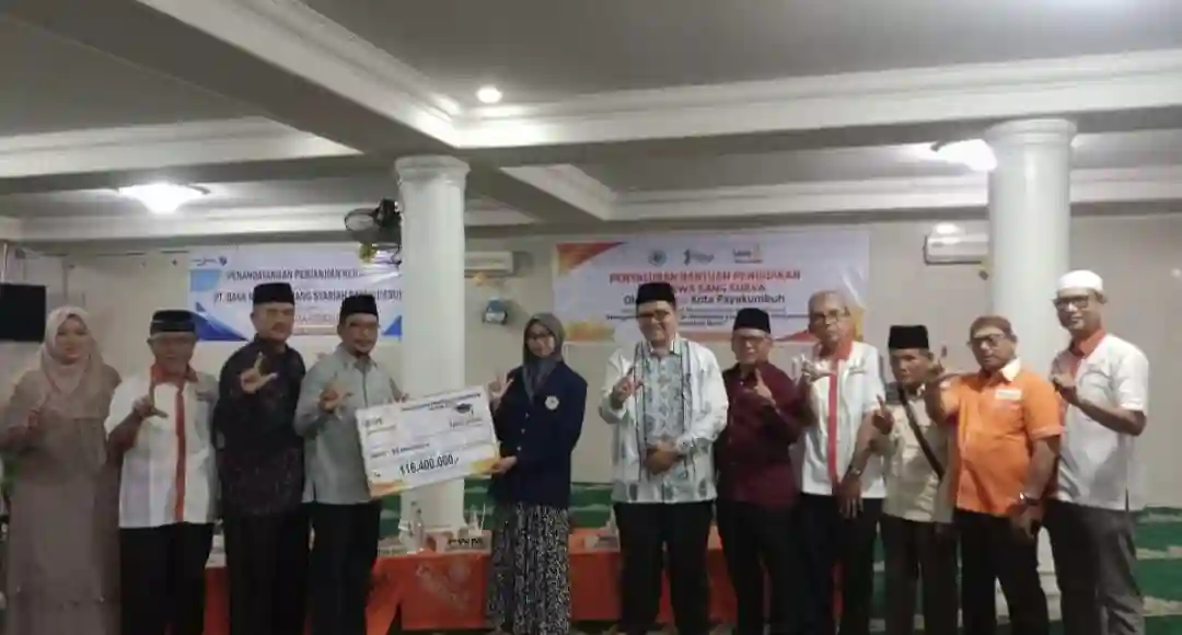LAZISMU Payakumbuh Salurkan Beasiswa Sang Surya