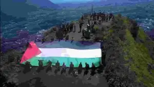 Pemuda Muhammadiyah Ranting Tamantirto Selatan Kibarkan Bendera Palestina di Puncak Gunung Andong