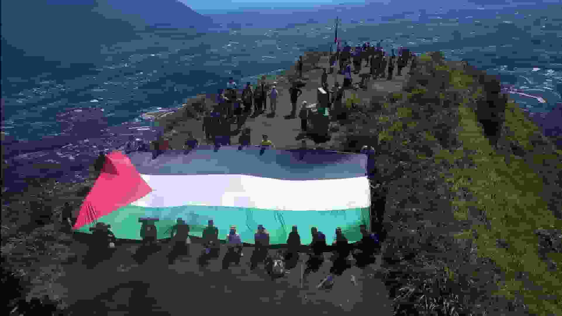 Pemuda Muhammadiyah Ranting Tamantirto Selatan Kibarkan Bendera Palestina di Puncak Gunung Andong
