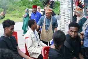 Kunjungi SMA Muhammadiyah Conservation Manokwari Wamen Fajar Gelorakan Semangat Pendidikan di Papua