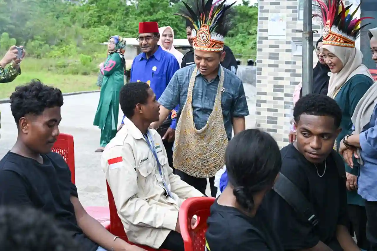 Kunjungi SMA Muhammadiyah Conservation Manokwari Wamen Fajar Gelorakan Semangat Pendidikan di Papua