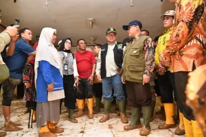 Mendikdasmen Abdul Muti Serahkan Bantuan Awal ke Sekolah Terdampak Bencana