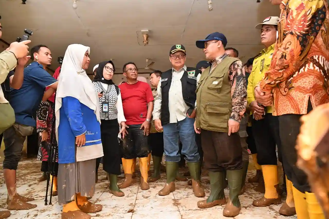 Mendikdasmen Abdul Muti Serahkan Bantuan Awal ke Sekolah Terdampak Bencana