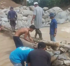 Relawan OMOR Dirikan Dapur Umum Jembatan Darurat dan Salurkan Nasi Bungkus untuk Warga Terdampak di Kabupaten Agam