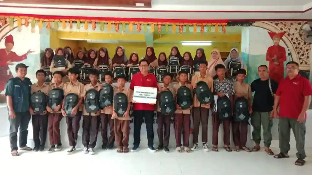 Lazismu Pekanbaru Salurkan Bantuan School Kit bagi Siswa Penyintas Banjir di Kabupaten Agam