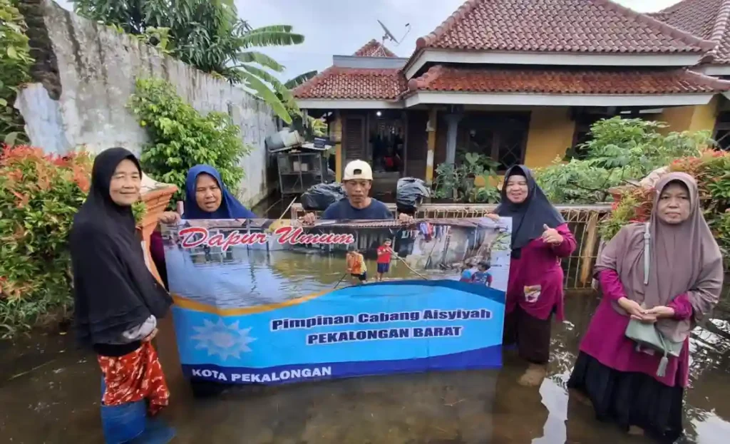 Ibu-Ibu Aisyiyah Sigap Ulurkan Bantuan Respon Banjir di Pekalongan, Bangun Dapur Umum Hingga Distribusi Logistik