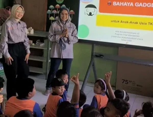 Mahasiswa KKN Universitas Muhammadiyah Gresik Edukasi Bahaya Gadget di TK Dharma Wanita Gresik