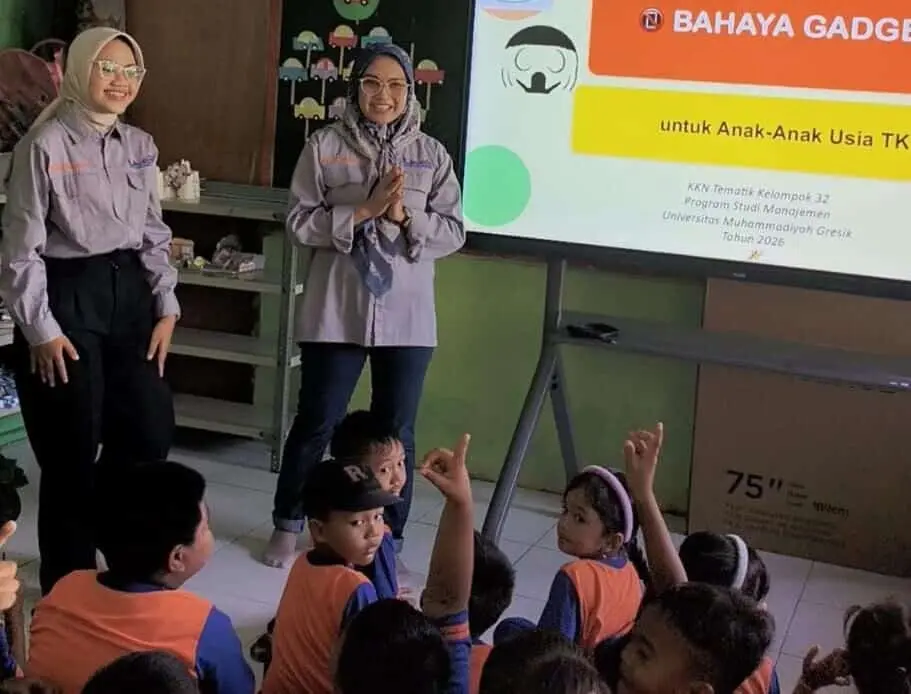 Mahasiswa KKN Universitas Muhammadiyah Gresik Edukasi Bahaya Gadget di TK Dharma Wanita Gresik
