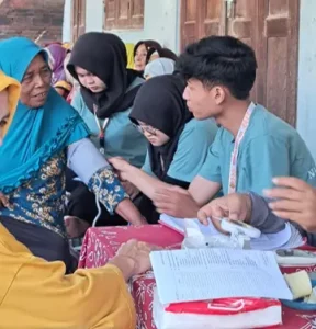 Mahasiswa KKN Universitas Muhammadiyah Surakarta Kenalkan Lampu Sehat, Inovasi Edukasi Hipertensi dan Diabetes Melalui Games