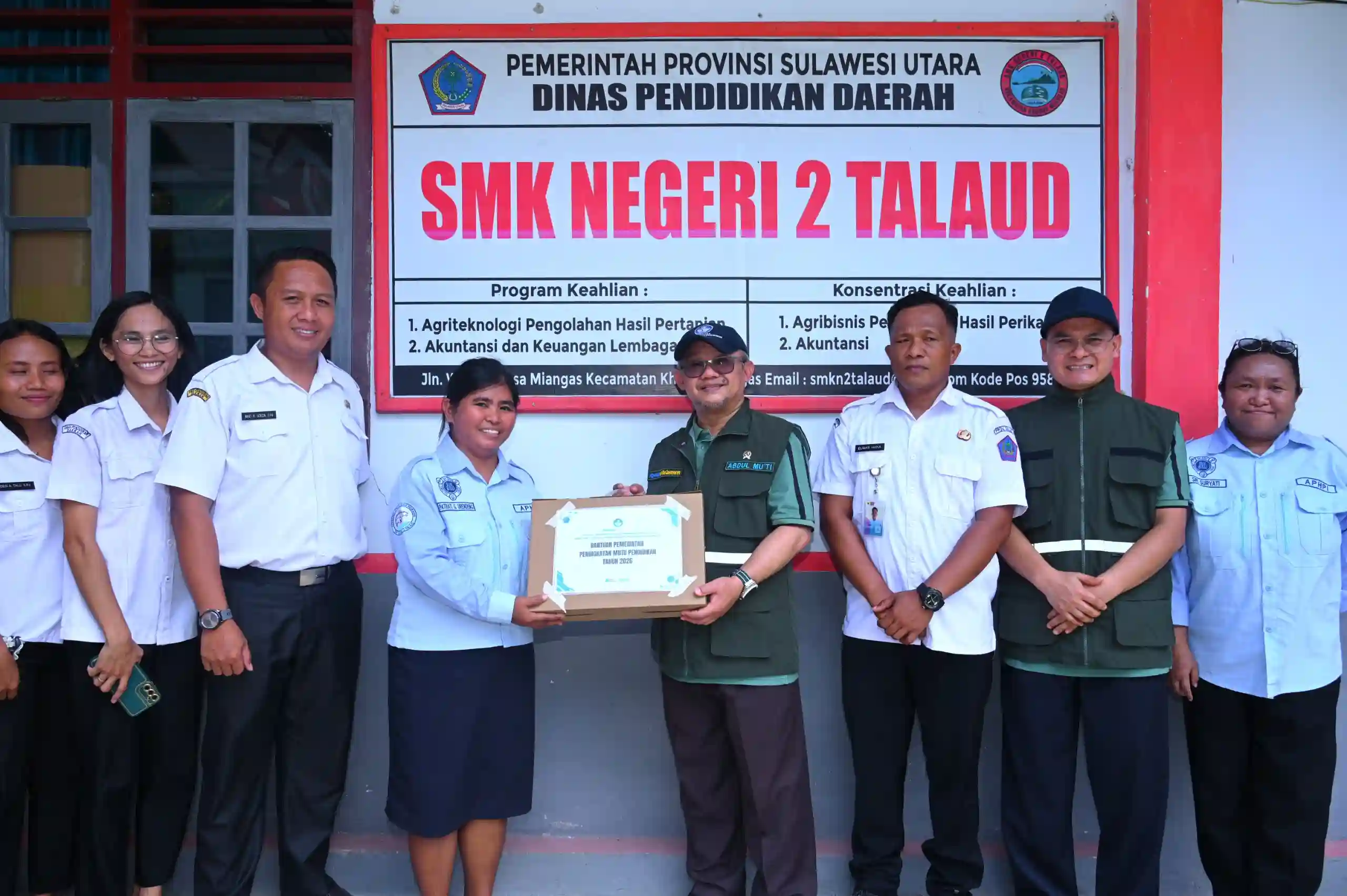 Dukung Pendidikan di Pulau Miangas, Kemendikdasmen Serahkan Starlink dan 30 Laptop