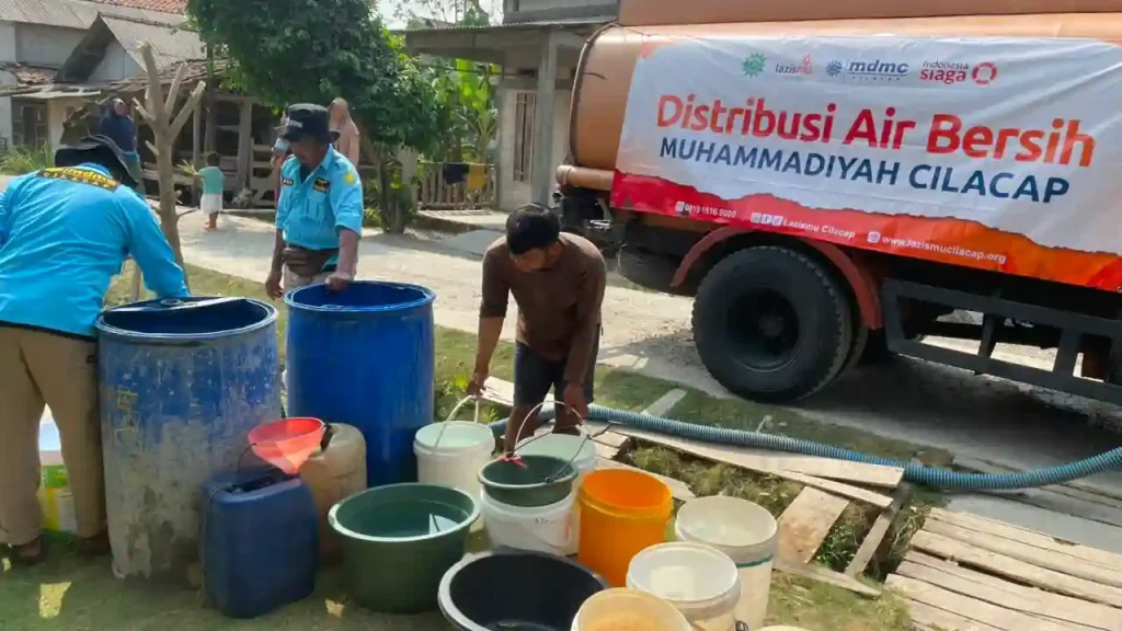 Lazismu Cilacap Salurkan 10.000 Liter Air Bersih untuk Warga Terdampak Kekeringan
