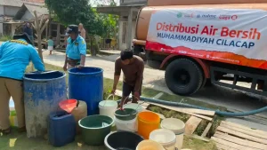 Lazismu Cilacap Salurkan 10.000 Liter Air Bersih untuk Warga Terdampak Kekeringan